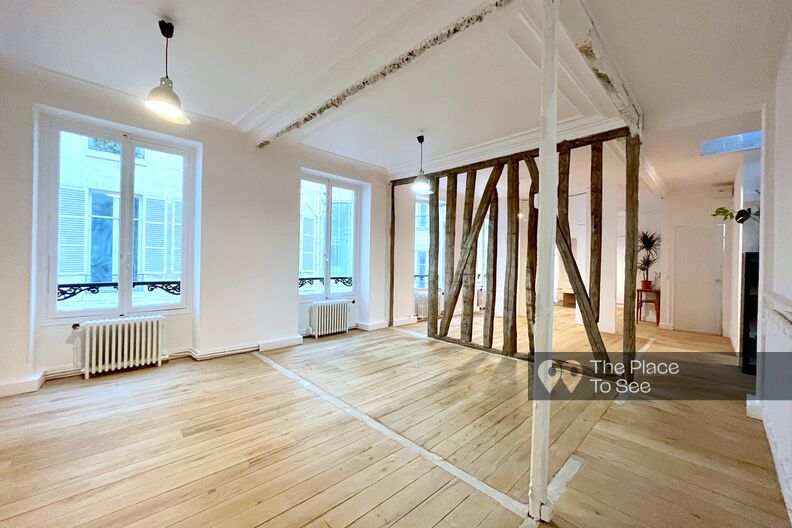 Parisian showroom with exposed wooden beams