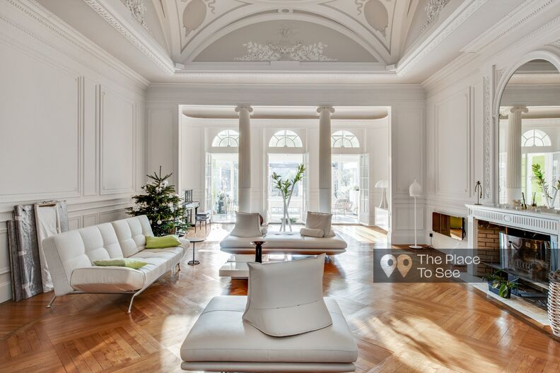 Classic and luxurious apartment with a large terrace