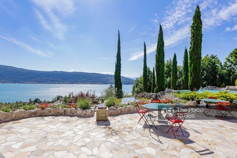 Maison avec vue sur le lac d'Annecy et la montagne