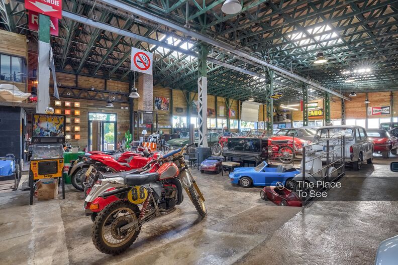 La halle industrielle avec ses voitures