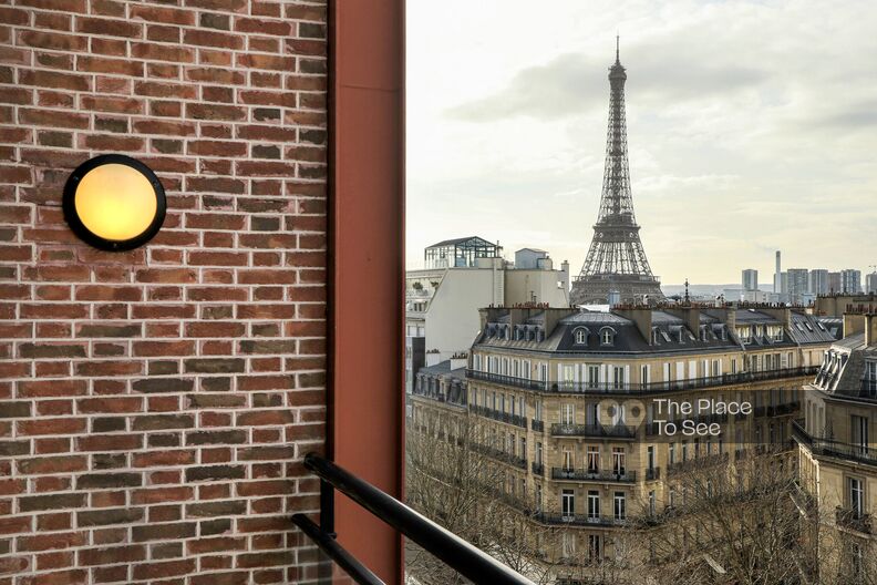 Salle de réunion avec terrasse et balcon - vue tour Eiffel