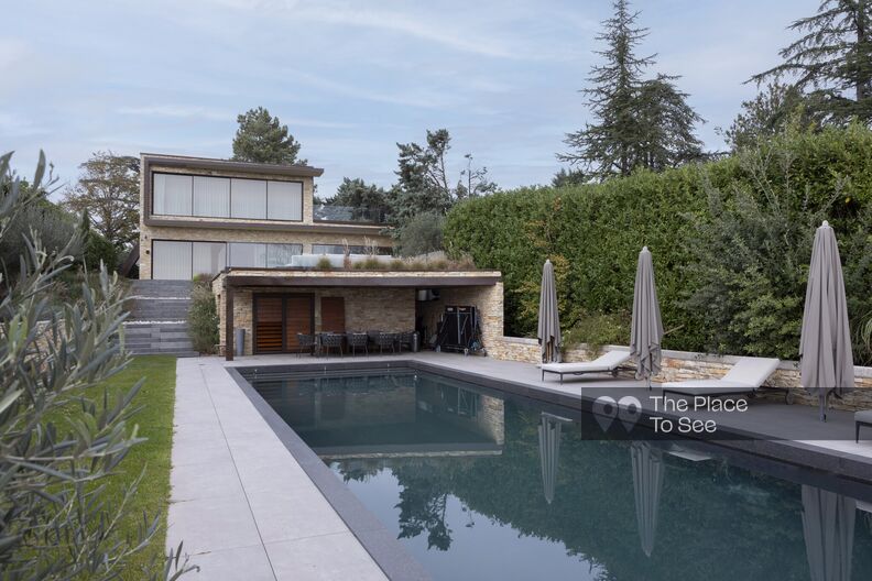 Maison contemporaine minimaliste avec grande piscine